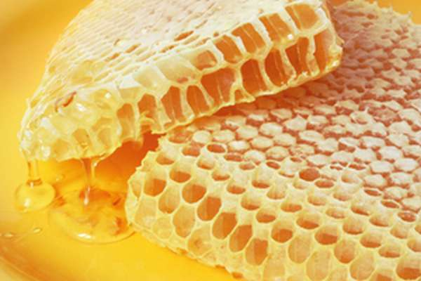 Чем полезен мёд в сотах